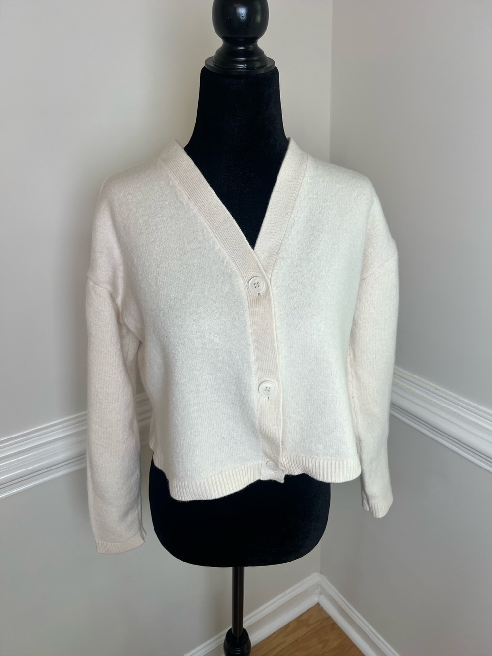 & Other Stories 100% Wool Relaxed Cropped V-Neck Cardigan in Cream XS - Picture 2 of 11
